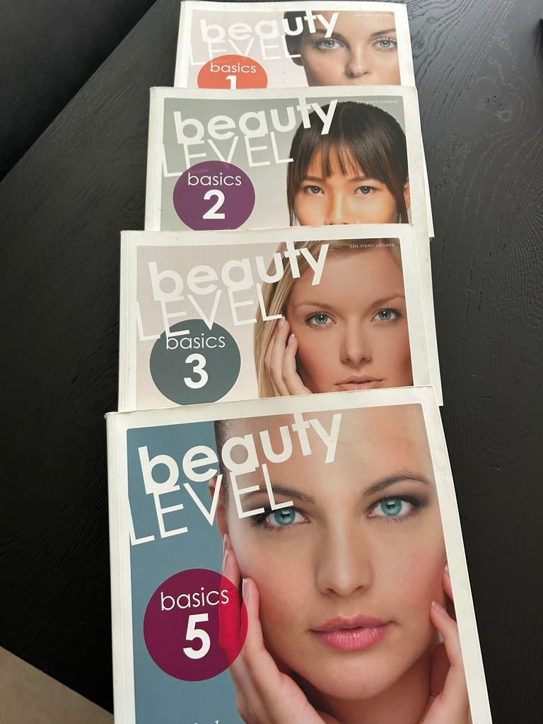 Studie boeken opleiding schoonheidsspecialist, Ophalen of Verzenden, Gebruikt