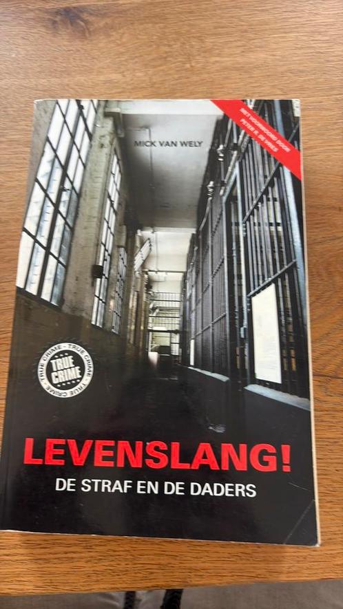 Mick Van Wely - Levenslang!, Boeken, Thrillers, Zo goed als nieuw, Nederland, Ophalen of Verzenden