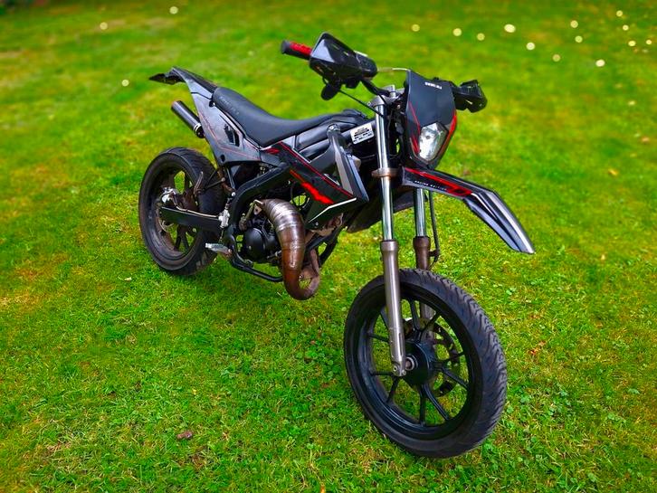 Super mooie rieju mrt 2024 Black series Schakelbrommer, Fietsen en Brommers, Brommers | Derbi, Zo goed als nieuw, Ophalen