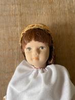 Klein brocane poppetje porselein. Witte kleding met hoedje., Ophalen