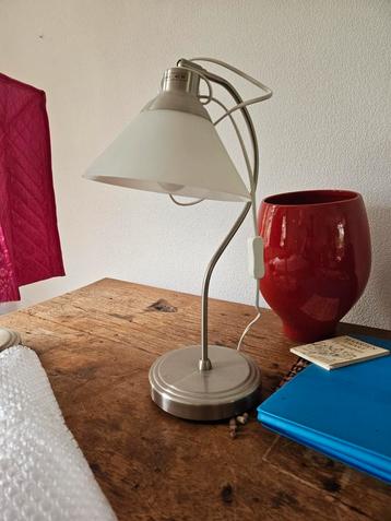 Tafel/leeslamp beschikbaar voor biedingen