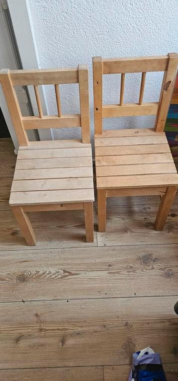 2 Houten Peuterstoeltjes beschikbaar voor biedingen