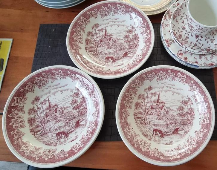 3 Staffordshire England diepe borden, Huis en Inrichting, Keuken | Servies, Zo goed als nieuw, Bord(en), Overige stijlen, Porselein