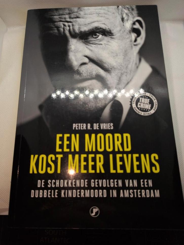 Een Moord Kost Meer Levens - Peter R. de Vries, Boeken, Thrillers, Zo goed als nieuw, Nederland, Ophalen of Verzenden
