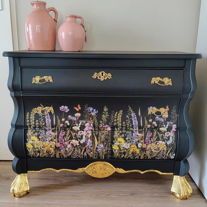 Zwarte buikkast met vrolijke bloemenprint en gouden accenten, Huis en Inrichting, Kasten | Ladekasten, Zo goed als nieuw, Minder dan 100 cm