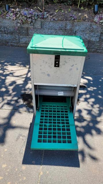 Trapbak voerbak voer automaat  beschikbaar voor biedingen
