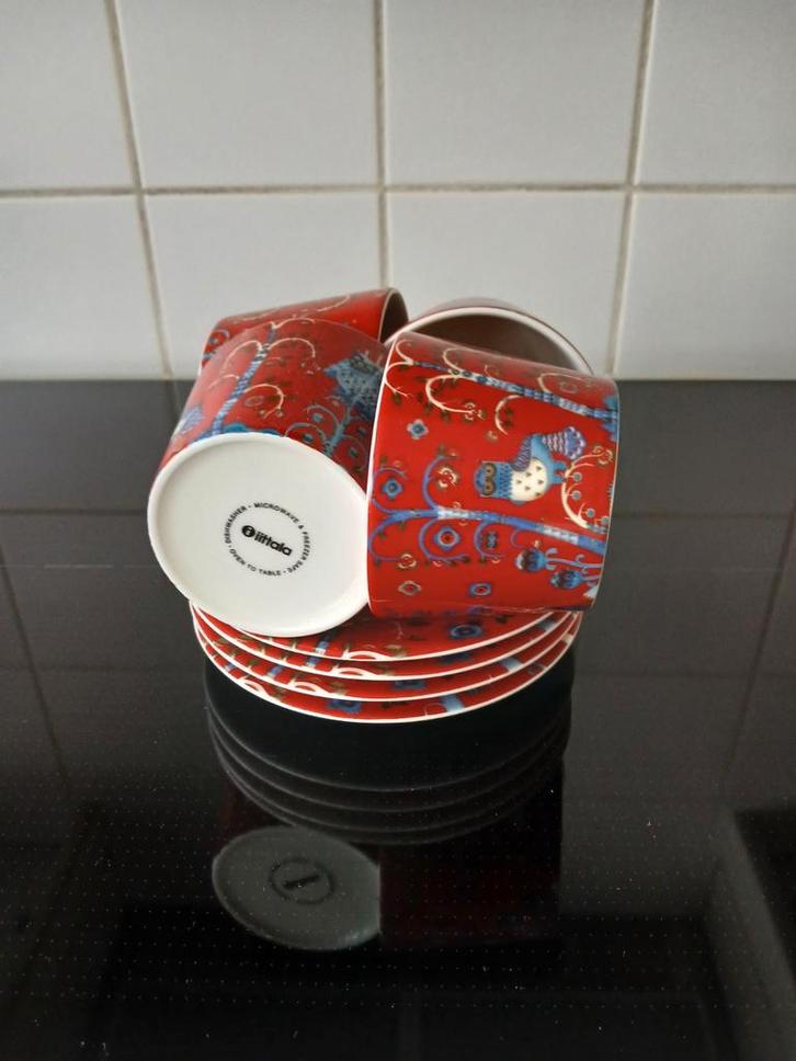 Iittala Taika kop en schotels rood (4), Huis en Inrichting, Keuken | Servies, Zo goed als nieuw, Kop(pen) en/of Schotel(s), Overige stijlen