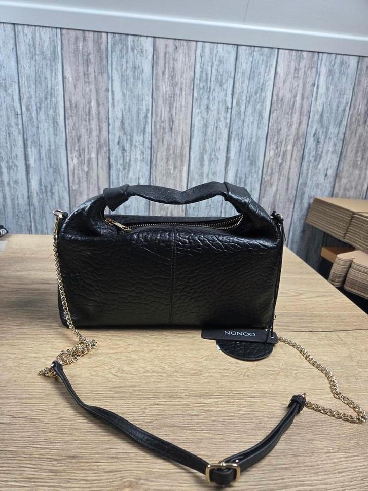 Nunoo Dandy NZ Zwart Schoudertasje, Sieraden, Tassen en Uiterlijk, Tassen | Damestassen, Zo goed als nieuw, Schoudertasje, Zwart