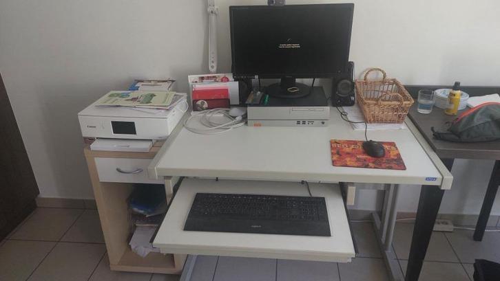 Computertafel met uitschuifbaar bord voor klavier., Computers en Software, Laptoptafels, Gebruikt, Ophalen