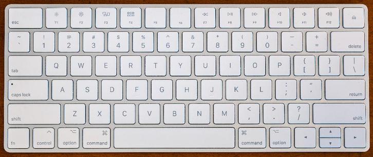 Apple Magic Keyboard (Lightning, wit, zonder numpad), Computers en Software, Toetsenborden, Zo goed als nieuw, Ophalen of Verzenden