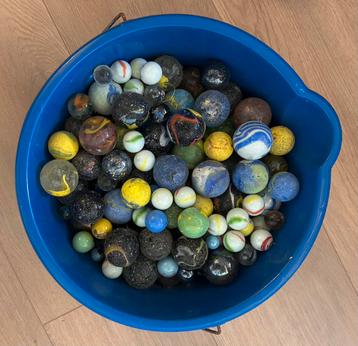 Emmer met veel knikkers en twee knikkerpotjes beschikbaar voor biedingen