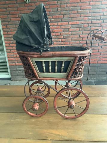 Antieke poppenwagen beschikbaar voor biedingen