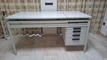 Bureau 55 x 80 x 82 hoog met kantelbaar bovenblad beschikbaar voor biedingen