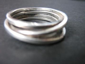 Marijke Mul zilveren ring met 3 gekruisde banden. beschikbaar voor biedingen