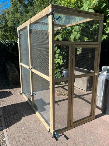 Houten voliere. Ook geheel maatwerk beschikbaar voor biedingen