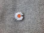 1 mooie pin van een madeliefje te koop, Verzamelen, Ophalen of Verzenden, Nieuw, Overige onderwerpen, Speldje of Pin