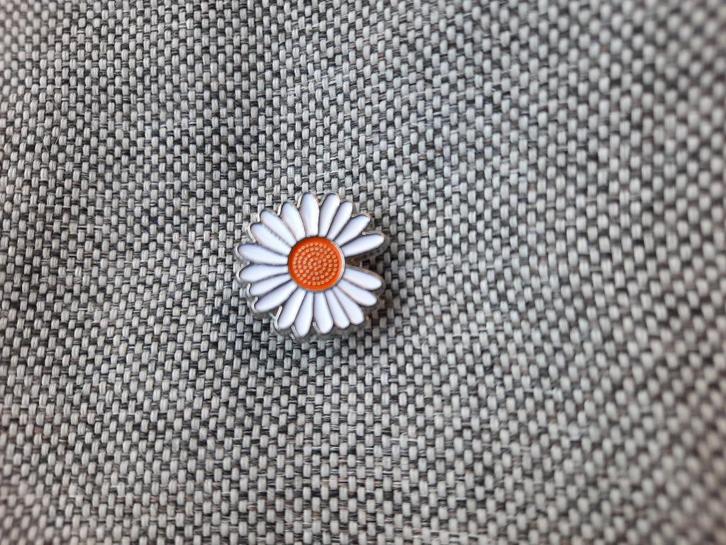 1 mooie pin van een madeliefje te koop, Verzamelen, Speldjes, Pins en Buttons, Nieuw, Speldje of Pin, Overige onderwerpen, Ophalen of Verzenden