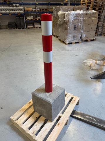 Parkeerpaal vast 750mm met betonvoet 295x295x350mm beschikbaar voor biedingen