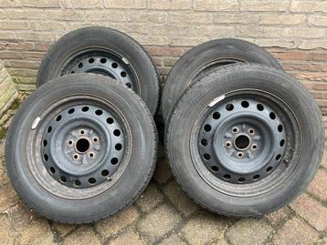 Winterbanden set op velgen maat 205/60/r16 beschikbaar voor biedingen