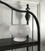 Keramische witte uien soepkom met leeuwenkoppen, Huis en Inrichting, Keuken | Servies, Keramiek, Ophalen of Verzenden, Zo goed als nieuw