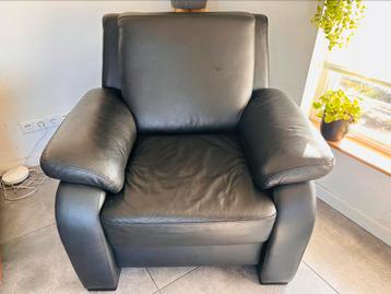 Nette zwart leren fauteuil beschikbaar voor biedingen