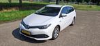 Toyota Auris 1.8 Hybrid Touring CVT 2017 Wit, Auto's, 65 €/maand, Navigatiesysteem, Euro 6, Wit