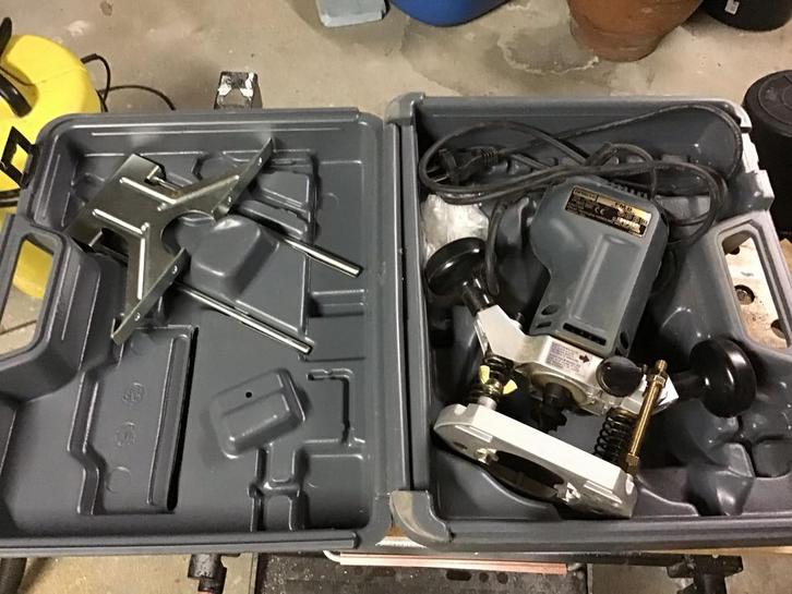 Hitachi Bovenfrees - Inclusief accessoires, Doe-het-zelf en Verbouw, Gereedschap | Freesmachines, Gebruikt, Elektrisch, Bovenfrees