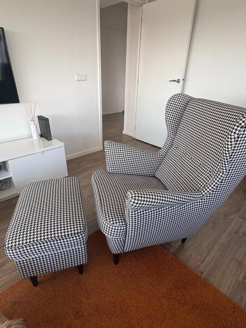 Ikea Strandmon Oorfauteuil + Voetenbank, Huis en Inrichting, Fauteuils, Zo goed als nieuw, Overige materialen, 100 tot 125 cm