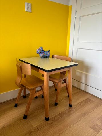 Vintage schooltafeltje met 2 stoeltjes beschikbaar voor biedingen