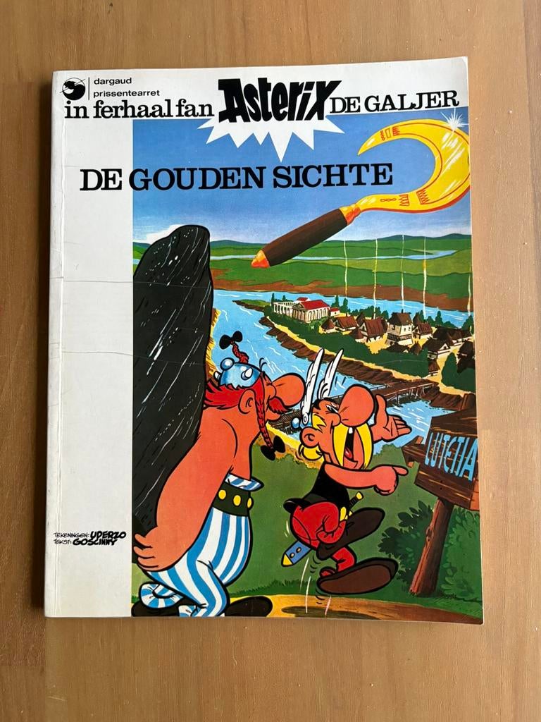 2 Friese delen Asterix. De Gouden Sichte en De Grutte Kleau, Meerdere stripboeken, Ophalen of Verzenden, Zo goed als nieuw