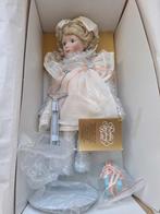 Prachtige Franklin Heirloom Dolls - meisje met standaard, Verzamelen, Poppen, Ophalen of Verzenden, Zo goed als nieuw, Pop