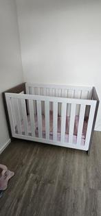 Complete Baby kamer, bed, kledingkast, commode en 2 plankjes, Ophalen, Zo goed als nieuw, Jongetje of Meisje