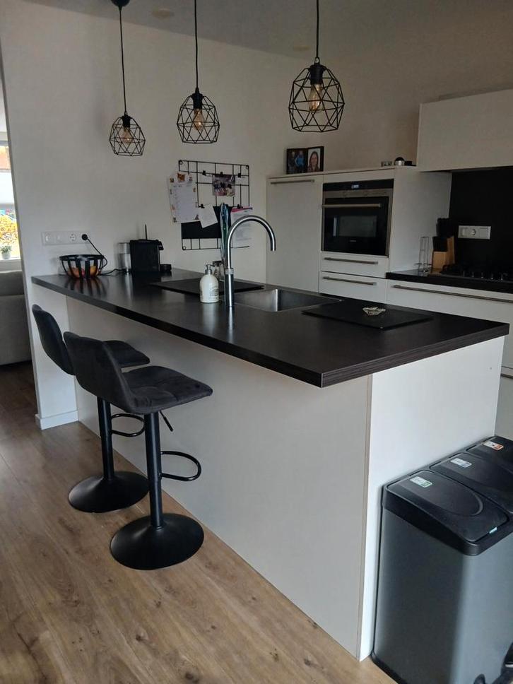 Moderne witte  keuken met kookeiland, Huis en Inrichting, Keuken | Complete keukens, Gebruikt, Overige typen, Wit, Kunststof, Ophalen of Verzenden