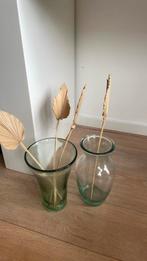 2 gerecycleerde glazen vazen met 4 rotan blad decoratie, Ophalen of Verzenden