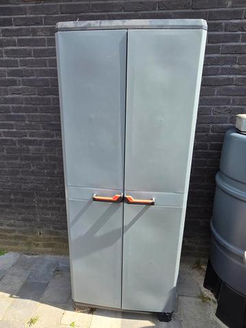 3x kunststof opbergkast met legplanken beschikbaar voor biedingen