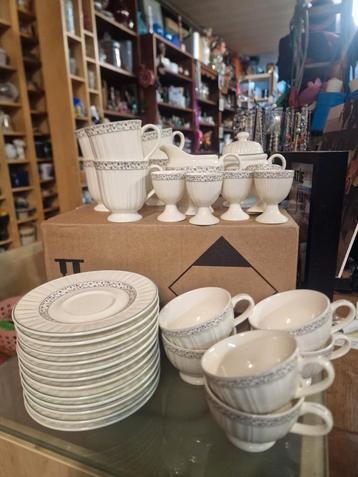 Servies: Kop en Schotels, Melkkan, Suiker, eierdopjes, 2 bor beschikbaar voor biedingen