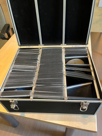 Koffer en doos cd’s beschikbaar voor biedingen