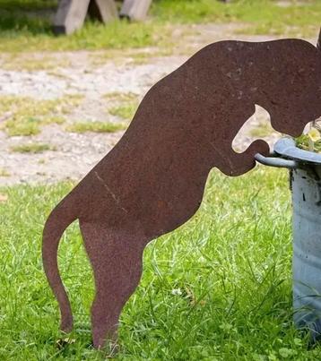 Metalen roestige slapende kat of kat staande bloempot beschikbaar voor biedingen