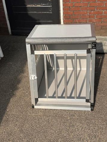 Aluminium hondenbench beschikbaar voor biedingen