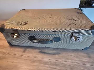Vintage koffer beschikbaar voor biedingen