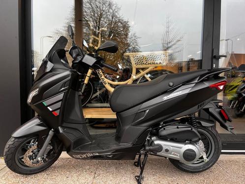 Aprilia SXR 50 | Mat Zwart | 45KM | STUNTPRIJS, Fietsen en Brommers, Scooters | Aprilia, Nieuw, Overige modellen, Benzine, Ophalen of Verzenden