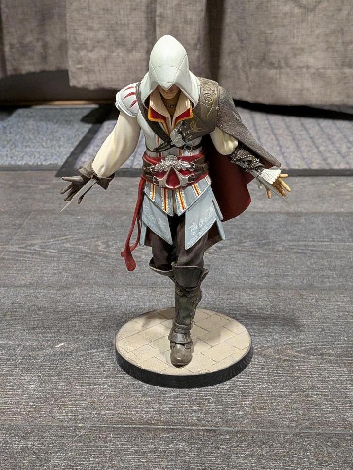 Beeldje Assassin's Creed 2 Ezio met doos, Verzamelen, Beelden en Beeldjes, Zo goed als nieuw, Mens, Ophalen of Verzenden