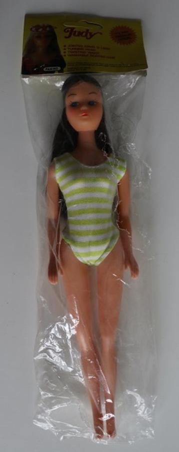 Tienerpop Judy in badpak beschikbaar voor biedingen