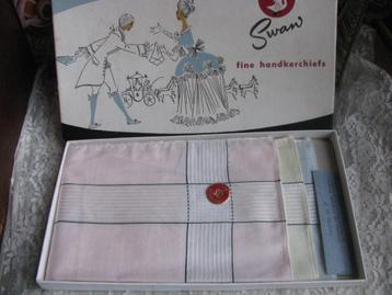 Vintage Jaren '60 Doosje met 3 Dames Zakdoekjes - SWAN