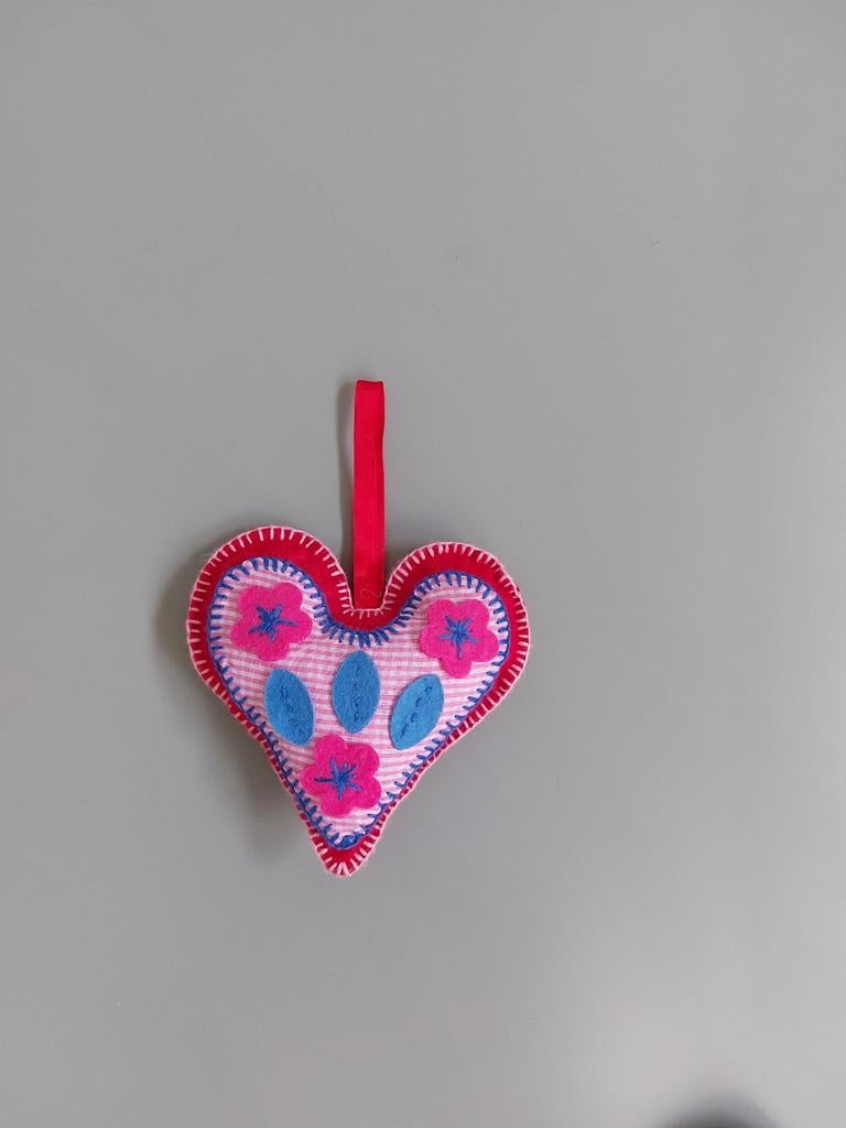 Handgemaakt vilten hart met bloemen, Ophalen of Verzenden, Zo goed als nieuw