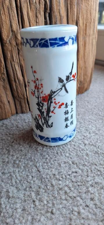 Chinees bamboe vaasje.  beschikbaar voor biedingen