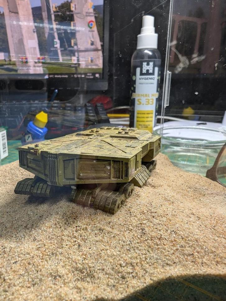 Dune Spice Harvester in display case, Hobby en Vrije tijd, Modelbouw | Figuren en Diorama's, Nieuw, Diorama, 1:50 of kleiner, Ophalen