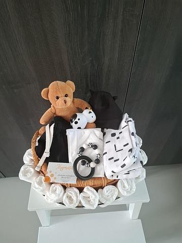 Unieke kraammand in zwart/wit vol met kraamcadeaus  beschikbaar voor biedingen