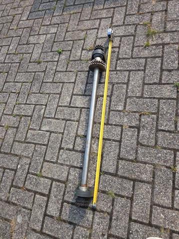 Stalen as met dubbele tandwielen beschikbaar voor biedingen