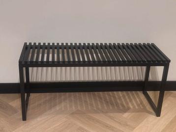Zwart Bankje beschikbaar voor biedingen